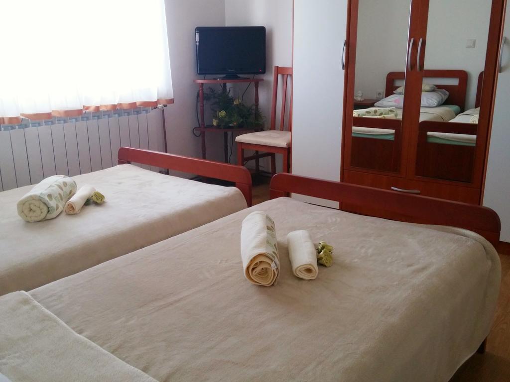 Guest House Domig Licko Lesce Buitenkant foto