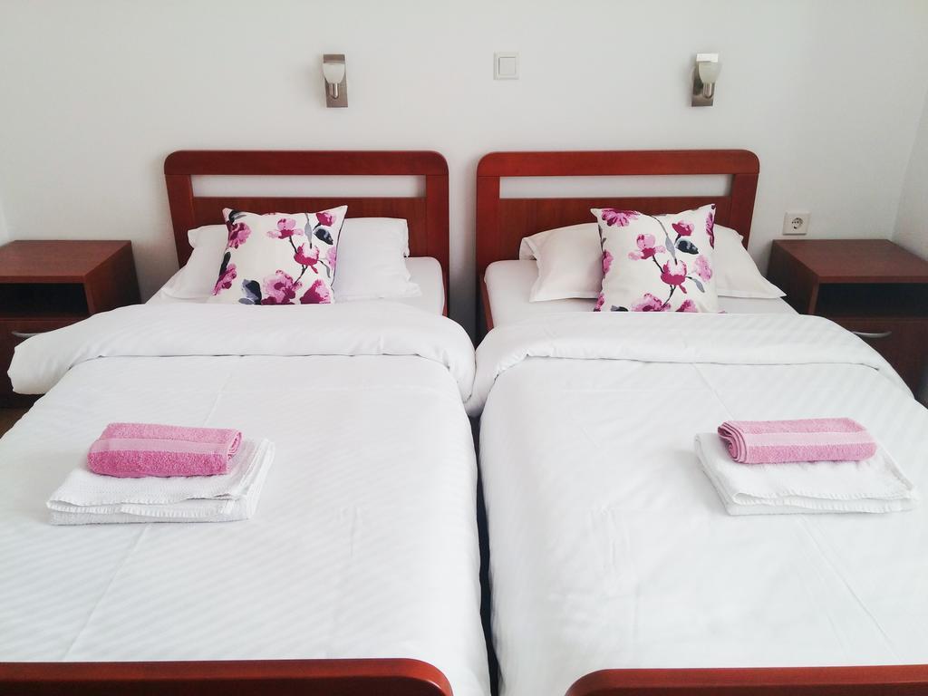Guest House Domig Licko Lesce Buitenkant foto