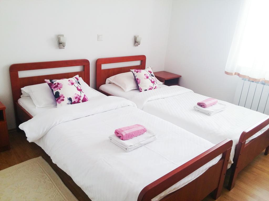 Guest House Domig Licko Lesce Buitenkant foto