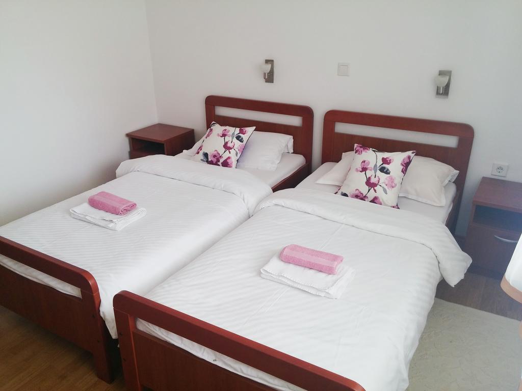 Guest House Domig Licko Lesce Buitenkant foto