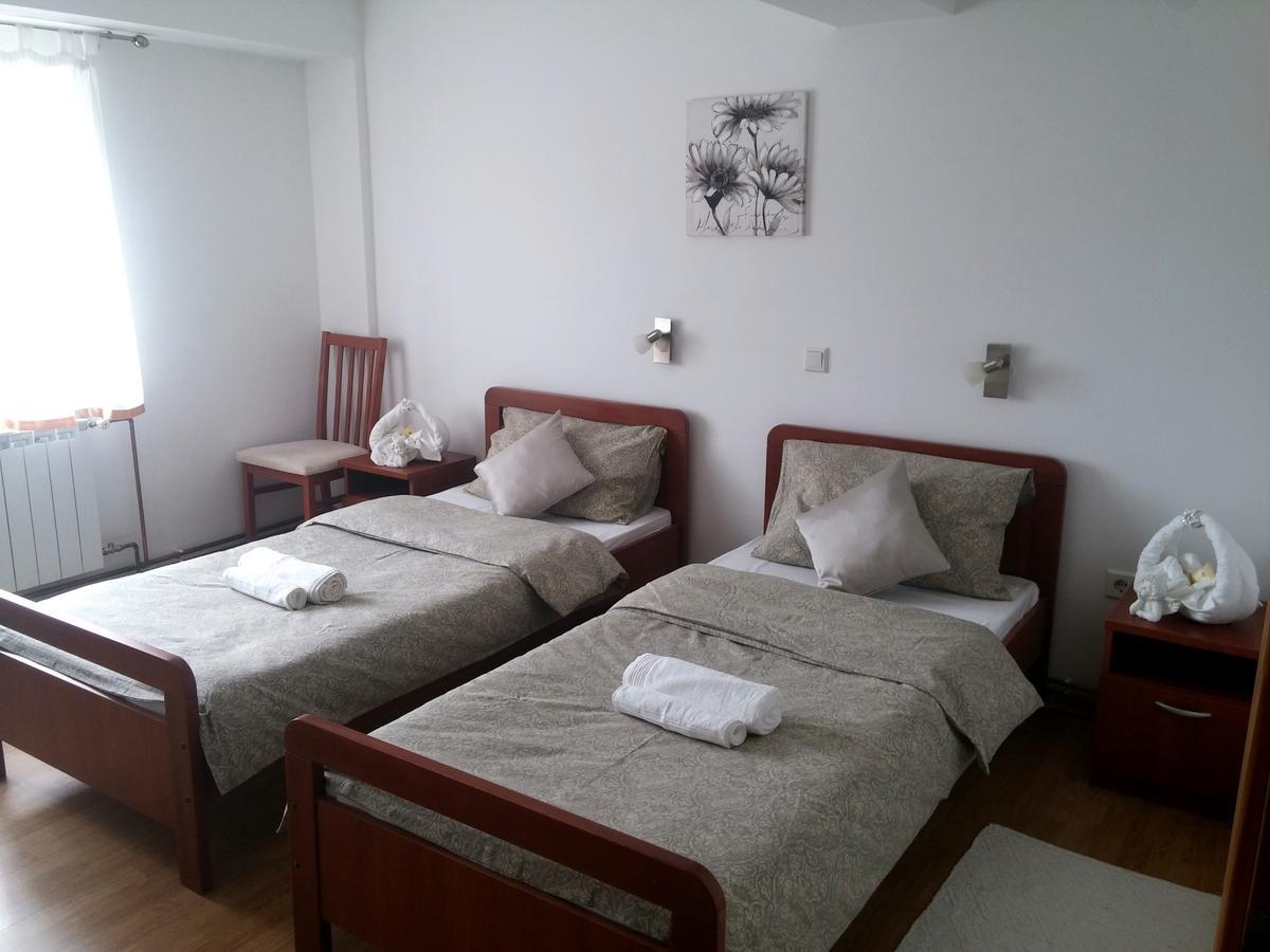 Guest House Domig Licko Lesce Buitenkant foto