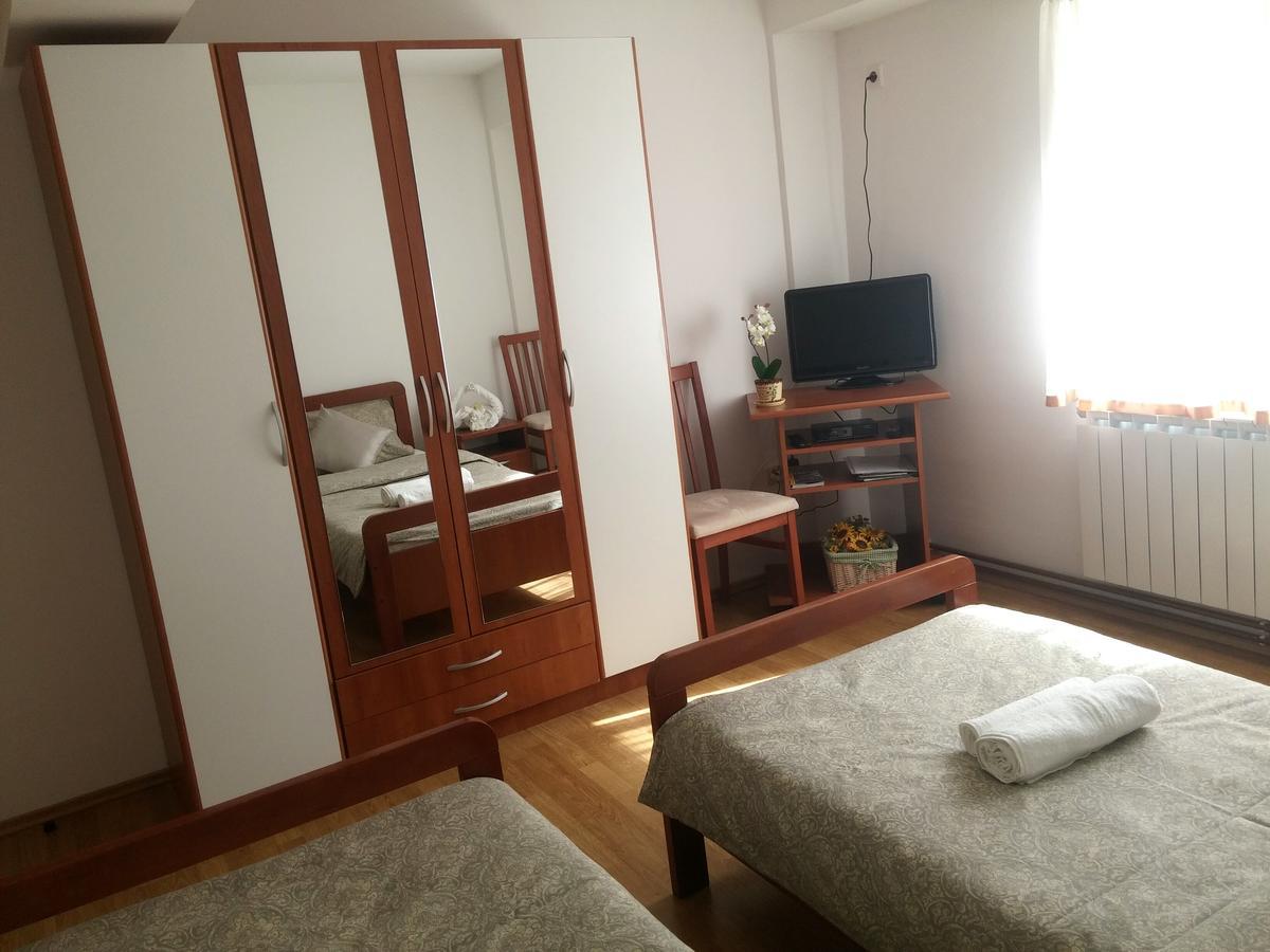 Guest House Domig Licko Lesce Buitenkant foto