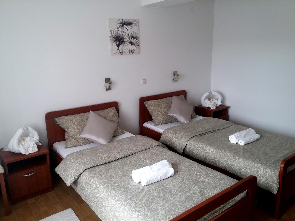 Guest House Domig Licko Lesce Buitenkant foto