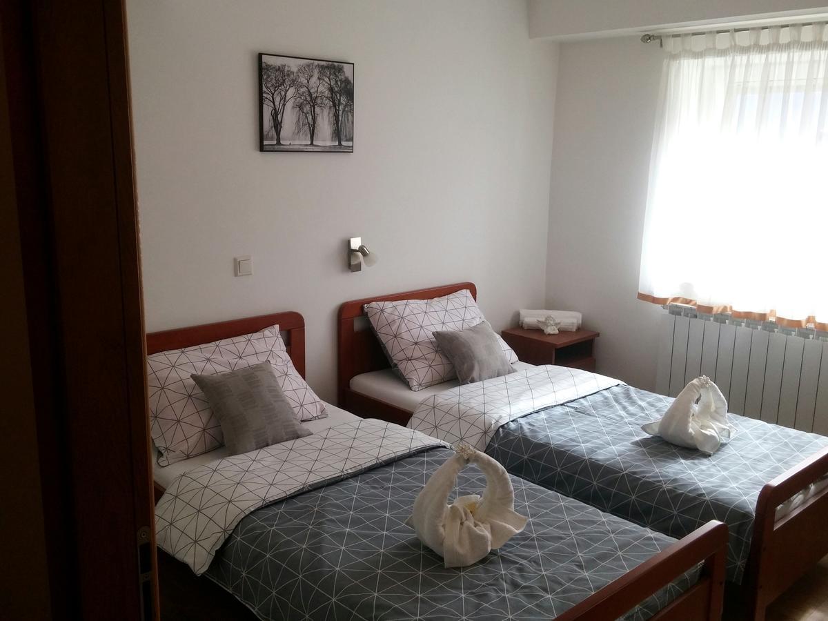 Guest House Domig Licko Lesce Buitenkant foto
