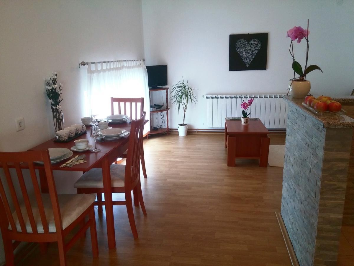 Guest House Domig Licko Lesce Buitenkant foto